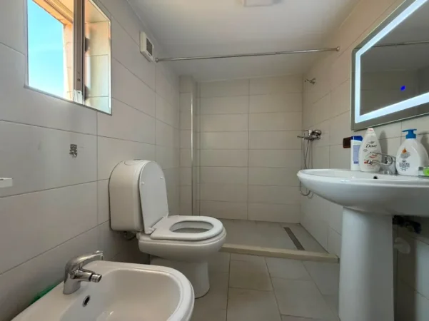 Tirane, jepet me qera apartament 2+1+Ballkon Kati 3, 95 m² 650 € (21 Dhjetori)