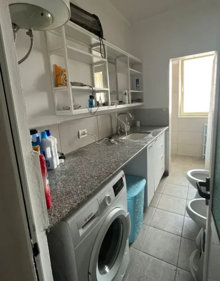 Tirane, jepet me qera apartament 2+1 Kati 4, 70 m² 400 € (OXHAKU)