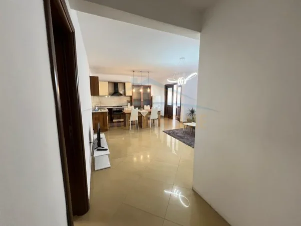 Tirane, jepet me qera apartament 2+1+Ballkon Kati 4, 85 m² 700 € (Rruga Bardhok Biba)