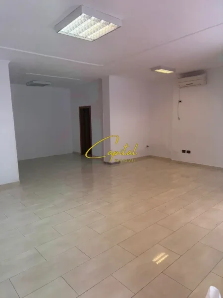 Tirane, jepet me qera dyqan Kati 0, 60 m² 600 € (SHESHI WILLSON)