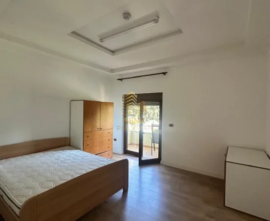 Tirane, jepet me qera apartament 2+1+Ballkon Kati 2, 103 m² 550 € (Rruga Egnatia)