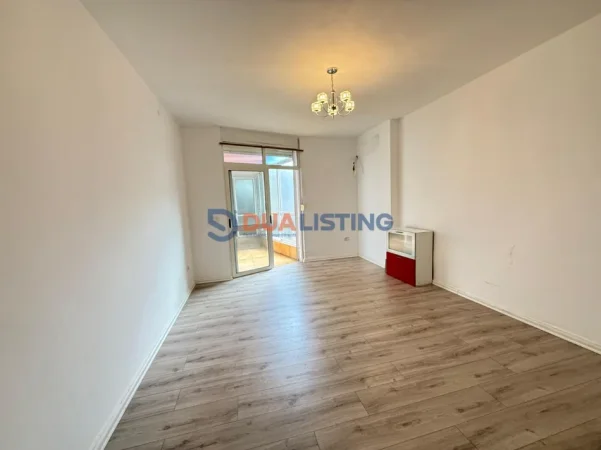 Tirane, jepet me qera ambjent biznesi , 130 m² 800 € 