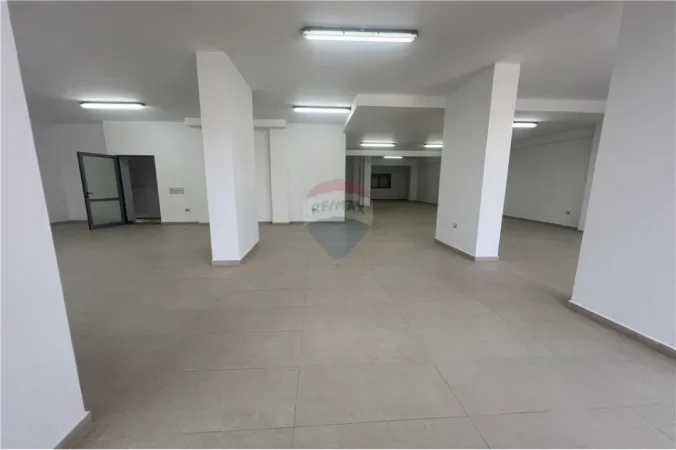 Vlore, jepet me qera ambjent biznesi Kati 2, 225 m² 800 € (Rruga Gjergj Kastrioti (Transballkanike), Vlorë)