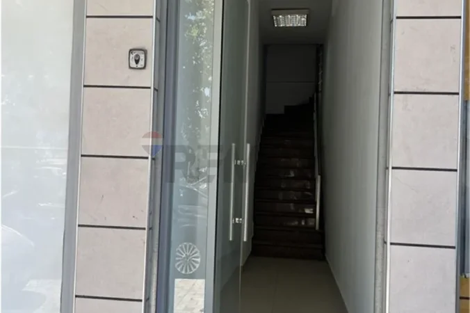 Vlore, jepet me qera ambjent biznesi Kati 2, 225 m² 800 € (Rruga Gjergj Kastrioti (Transballkanike), Vlorë)