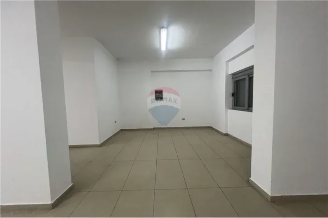 Vlore, jepet me qera ambjent biznesi Kati 2, 225 m² 800 € (Rruga Gjergj Kastrioti (Transballkanike), Vlorë)