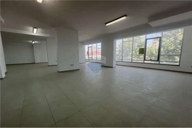 Vlore, jepet me qera ambjent biznesi Kati 2, 225 m² 800 € (Rruga Gjergj Kastrioti (Transballkanike), Vlorë)