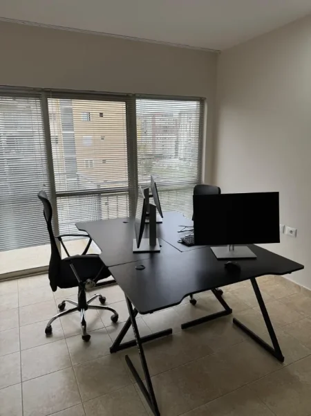 Tirane, jepet me qera ambjent biznesi , 50 m² (ish fusha e aviacionit)