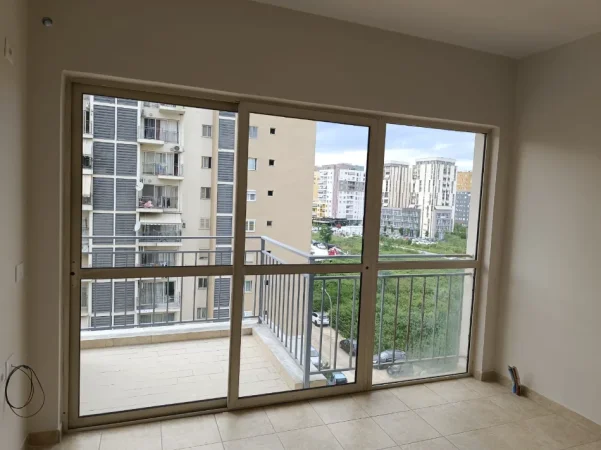 Tirane, jepet me qera ambjent biznesi , 50 m² (ish fusha e aviacionit)