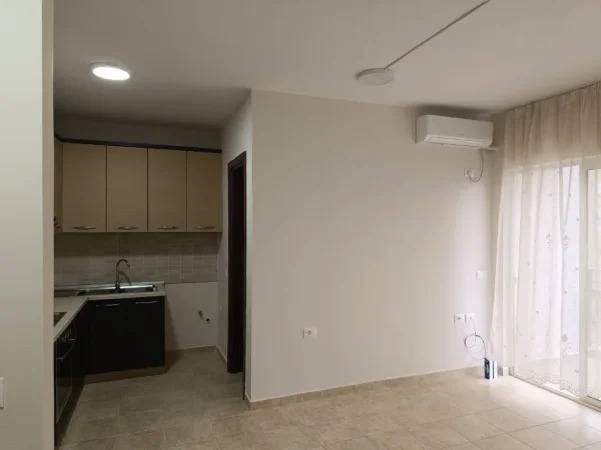Tirane, jepet me qera ambjent biznesi , 50 m² (ish fusha e aviacionit)