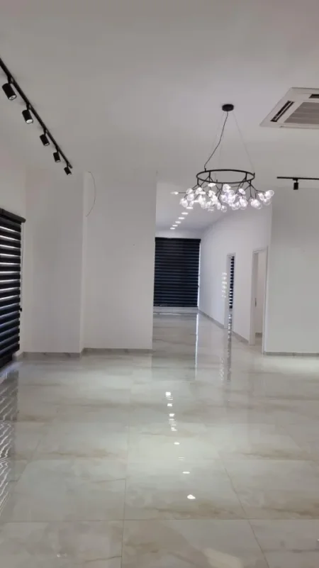 Tirane, jepet me qera ambjent biznesi Kati 1, 230 m² 3.200 € (Farmacia 10)