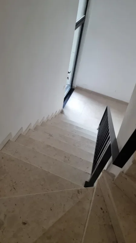 Tirane, jepet me qera ambjent biznesi Kati 1, 230 m² 3.200 € (Farmacia 10)