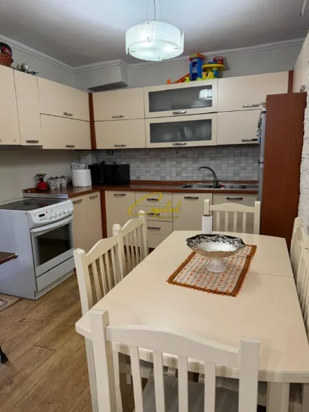 Tirane, jepet me qera apartament 1+1 Kati 2, 60 m² 460 € (SHKOLLA E BASHKUAR)