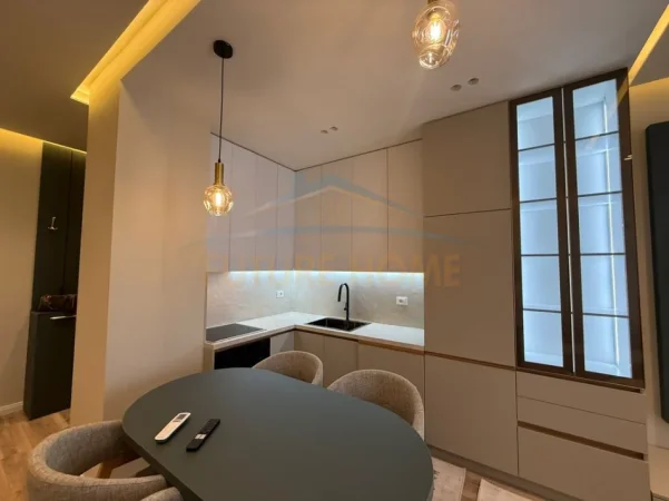 Tirane, jepet me qera apartament 1+1+Ballkon Kati 5, 63 m² 800 € (Komuna e Parisit)