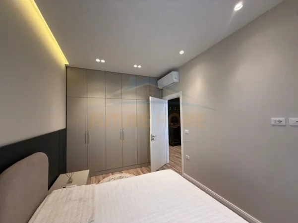 Tirane, jepet me qera apartament 1+1+Ballkon Kati 5, 63 m² 800 € (Komuna e Parisit)