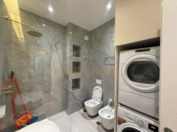 Tirane, jepet me qera apartament 1+1+Ballkon Kati 5, 63 m² 800 € (Komuna e Parisit)