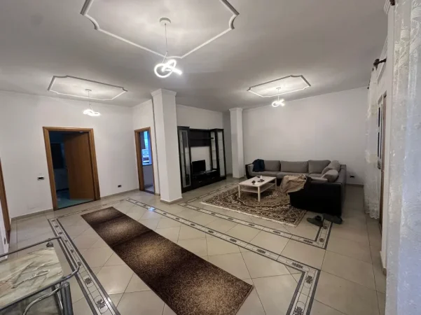 Tirane, jepet me qera apartament 2+1+Aneks+Ballkon Kati 3, 140 m² 400 € (kinostudio , porcelan)