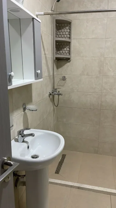 Tirane, jepet me qera apartament 2+1+Ballkon Kati 5, 100 m² 550 € (5 Maji)