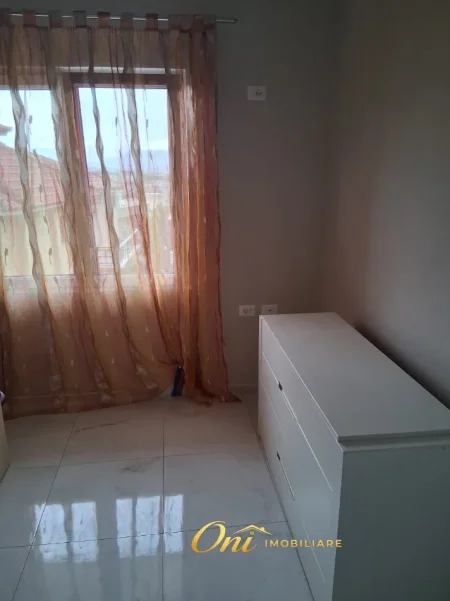 Tirane, jepet me qera apartament 3+1 Kati 3, 115 m² 550 € (PRANE EKONOMIKUT)