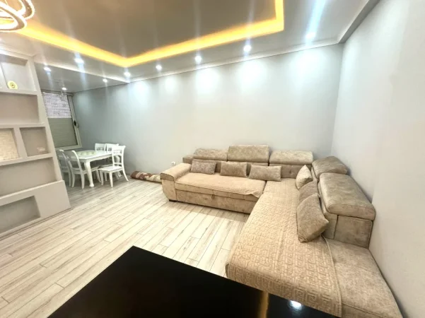 Tirane, jepet me qera apartament 2+1+Ballkon , 110 m² 550 € 