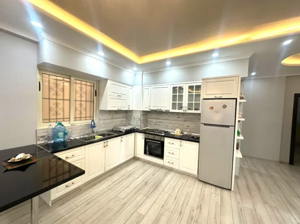 Tirane, jepet me qera apartament 2+1+Ballkon , 110 m² 550 € 