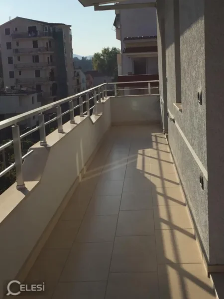 Tirane, jepet me qera apartament 3+1 Kati 4, 120 m² 600 € (Rruga Maksim Artioli , qyteti Studenti)