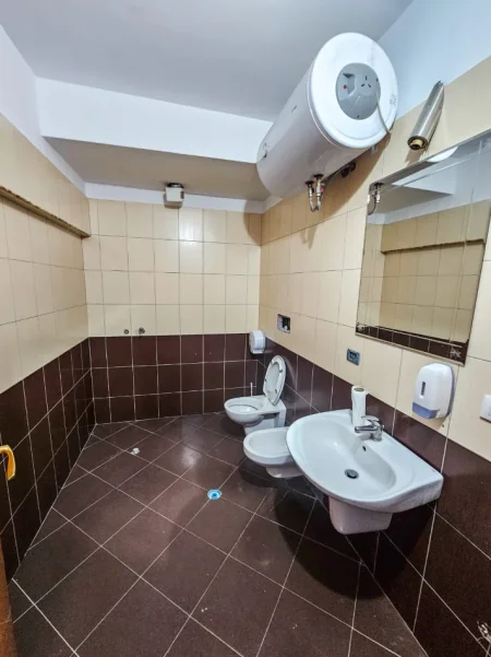 Tirane, jepet me qera zyre , 300 m² 2.600 € (Rruga e Dibres)