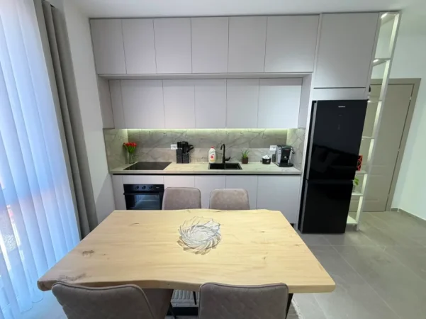Tirane, jepet me qera apartament 1+1 Kati 5, (jordan misja)