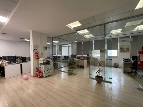 Tirane, jepet me qera zyre Kati 2, 330 m² 4.500 € (sheshi willson)