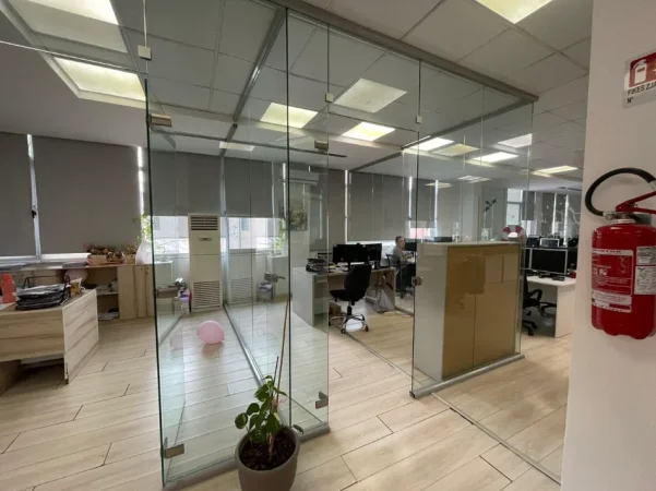Tirane, jepet me qera zyre Kati 2, 330 m² 4.500 € (sheshi willson)