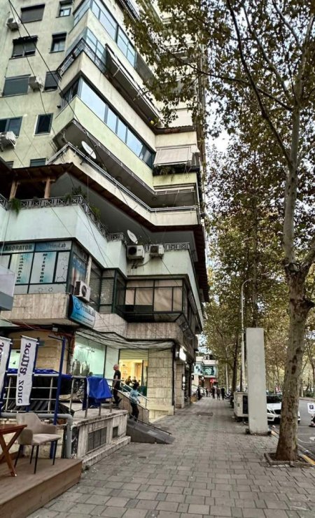 Tirane, jepet me qera ambjent biznesi Kati 2, 600 Euro (📍Ish Ekspozita, Rruga Bulevardi Gjergj Fishta)