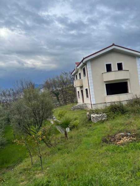 Tirane, shitet Vile 2 Katshe Kati 2, 300 m² 300.000 Euro (Mullet)
