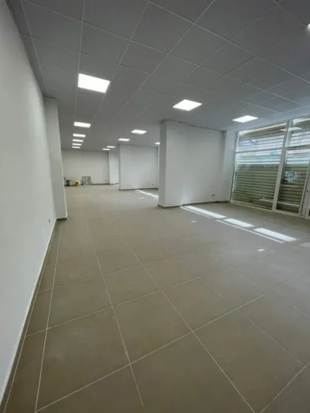 Tirane, jepet me qera ambjent biznesi Kati 0, 2.300 Euro (ASTIR)