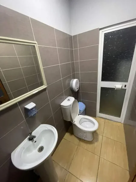 Tirane, jepet me qera lokal Kati 0, 82 m² 1.200 Euro (Stadiumi Selman Stermasi)