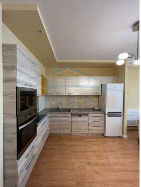 Tirane, jepet me qera apartament 2+1 Kati 1, 102 m² 800 Euro (Pazari i Ri, pranë Lincoln Center.)