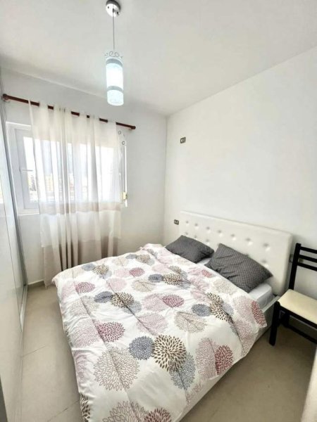 Tirane, jepet me qera apartament 1+1 95 m² 500 Euro (Pazari i Ri, Sheshi Avni Rustemi)