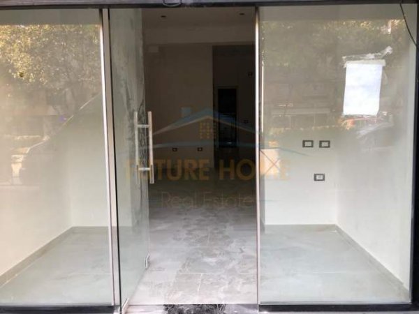 Tirane, jepet me qera ambjent biznesi Kati 0, 27 m² 300 Euro (Rruga e Kavajes)