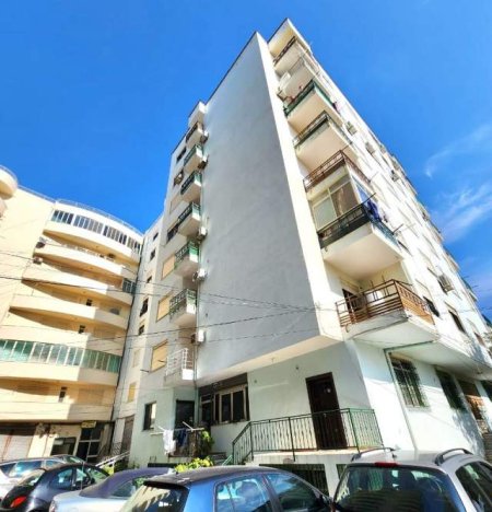 SHITET: 2+1 Me Ballkon Të Madhë 📍 Durrës 1 Min Larg Detit Dhe Në Rrugë Kryesore | Kati 5 ,Pllt V. 2003 Me Ashensor ||  CMIMI: 85,000 Euro****