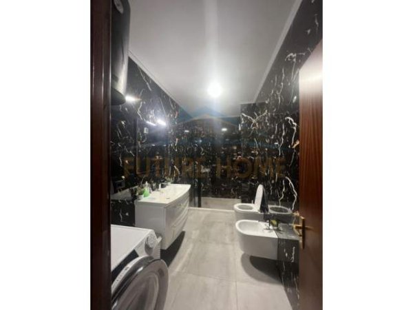 Tirane, jepet me qera apartament 3+1 Kati 9, 125 m² 700 Euro (Komuna e Parisit)