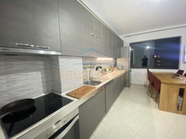 Tirane, jepet me qera apartament 3+1 Kati 8, 140 m² 500 Euro (Kompleksi Molla)
