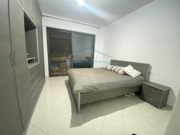 Tirane, jepet me qera apartament 3+1 Kati 8, 140 m² 500 Euro (Kompleksi Molla)