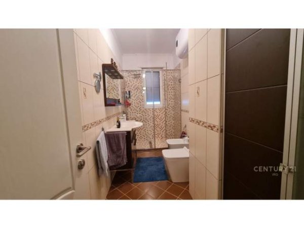 Tirane, jepet me qera apartament 122 m² 750 Euro (komuna parisit)