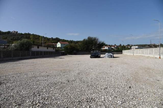 Tirane, jepet me qera 2.600 m² 1.500 Euro