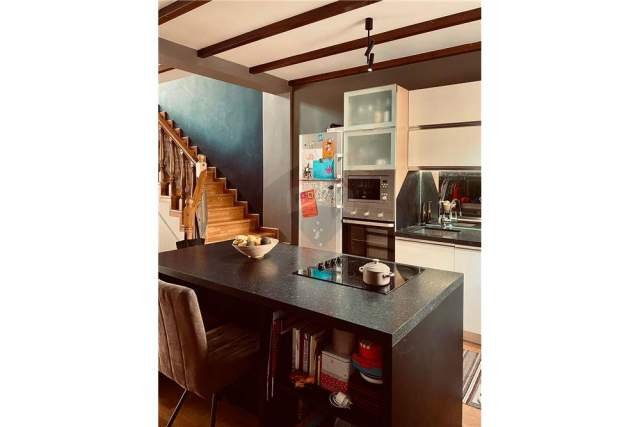 Tirane, jepet me qera Vile 4+1+A+BLK Kati 2, 180 m² 1.000 Euro (Rruga e Elbasanit)
