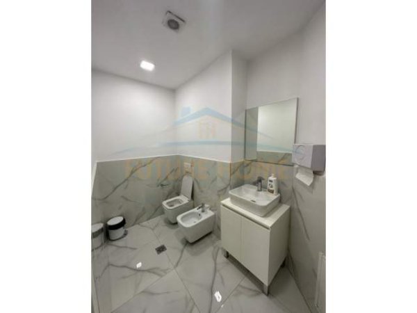 Tirane, shitet ambjent biznesi Kati 0, 183 m² 400.000 Euro (ALI DEMI)