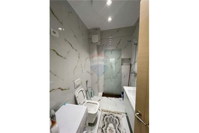 Tirane, jepet me qera apartament 1+1 Kati 3, 65 m² 500 Euro (Liqeni i Thate)
