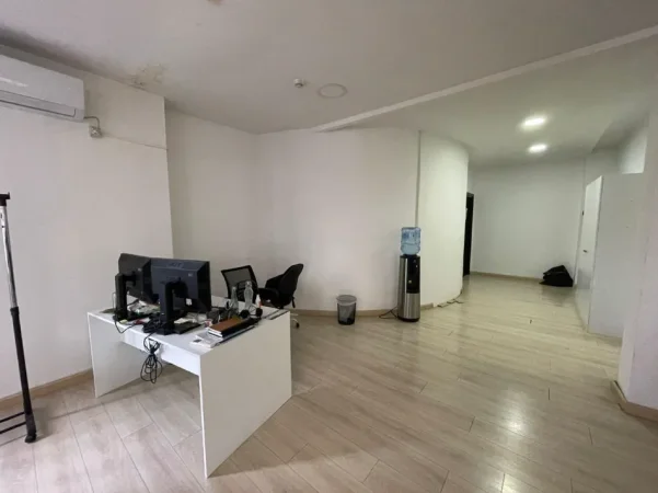 Tirane, jepet me qera zyre Kati 2, 330 m² 4.500 € (sheshi willson)