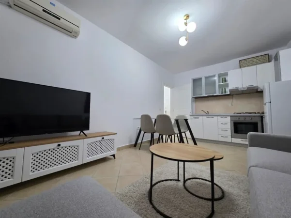 Tirane, jepet me qera apartament 1+1+Ballkon Kati 4, 62 m² 650 € (ISH EKSPOZITA)