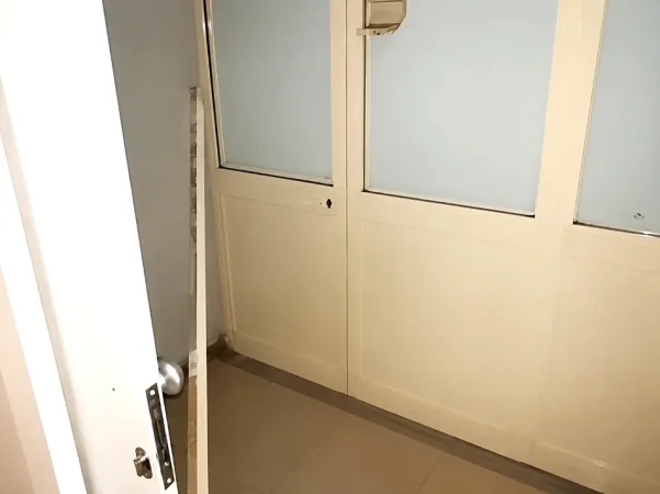 Tirane, jepet me qera dyqan , 100 m² 1.000 € 