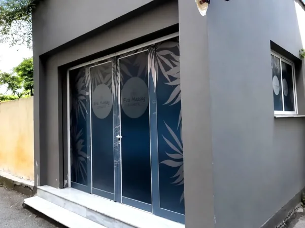 Tirane, jepet me qera dyqan , 100 m² 1.000 € 