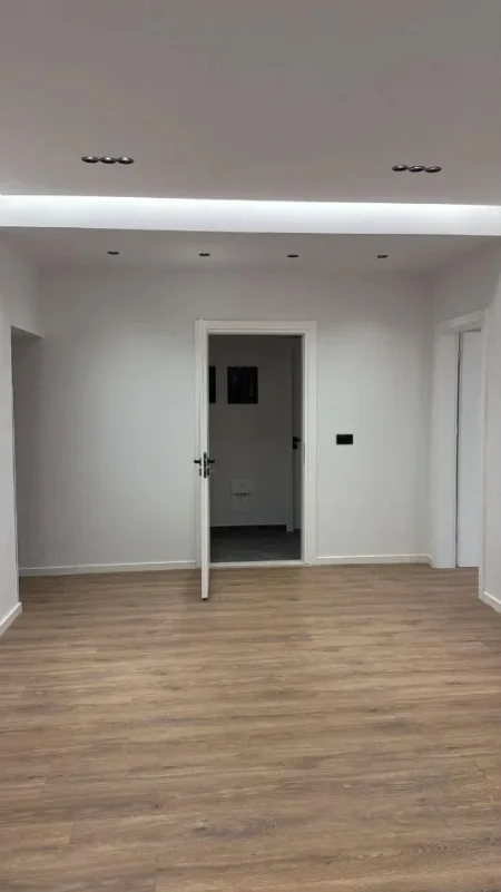 Tirane, jepet me qera zyre Kati 1, 50 m² 550 € (VASIL SHANTO)